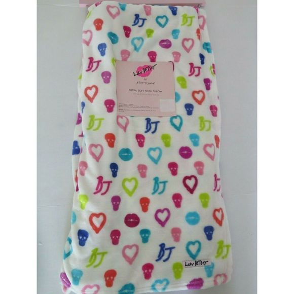Betsey Johnson Throw Blanket 50x60 Hearts Skulls Lips BJ Rainbow WHITE Plush $68 - Picture 1 of 4